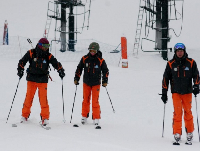  Les guides contrôlent les skis 